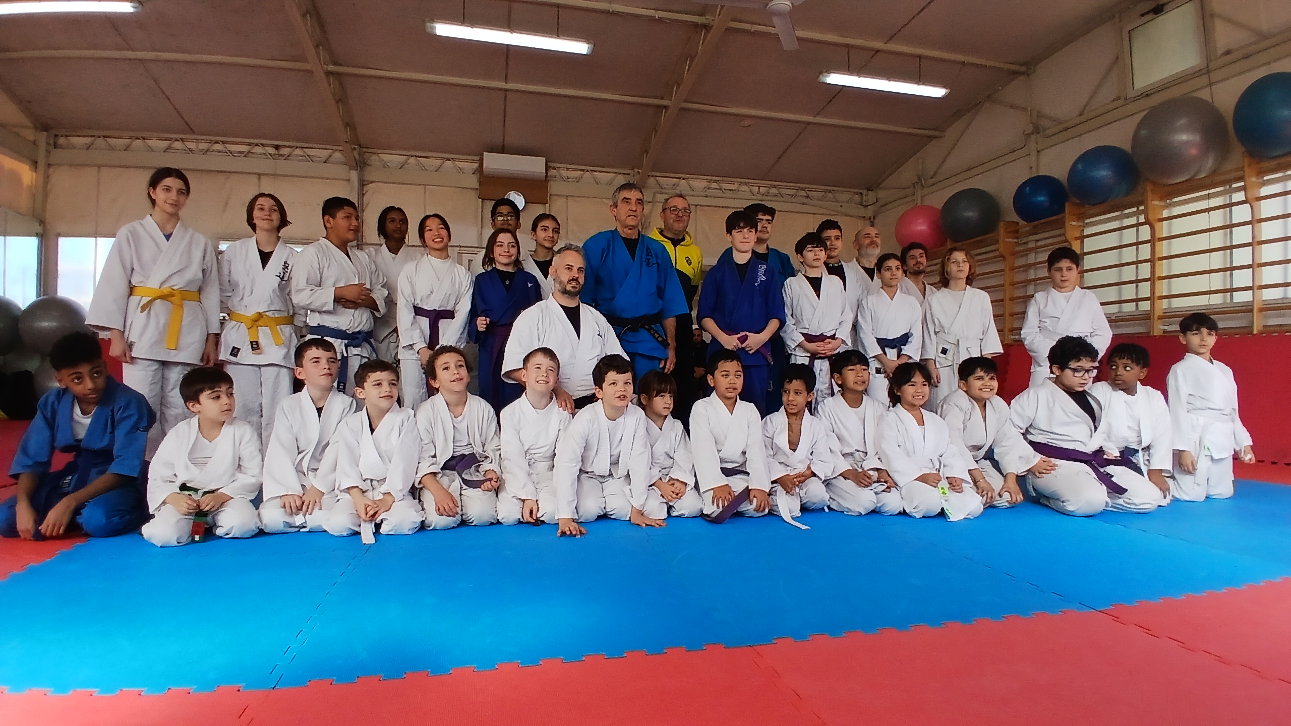 foto di gruppo con maestri e ragazzi del corso di kudo