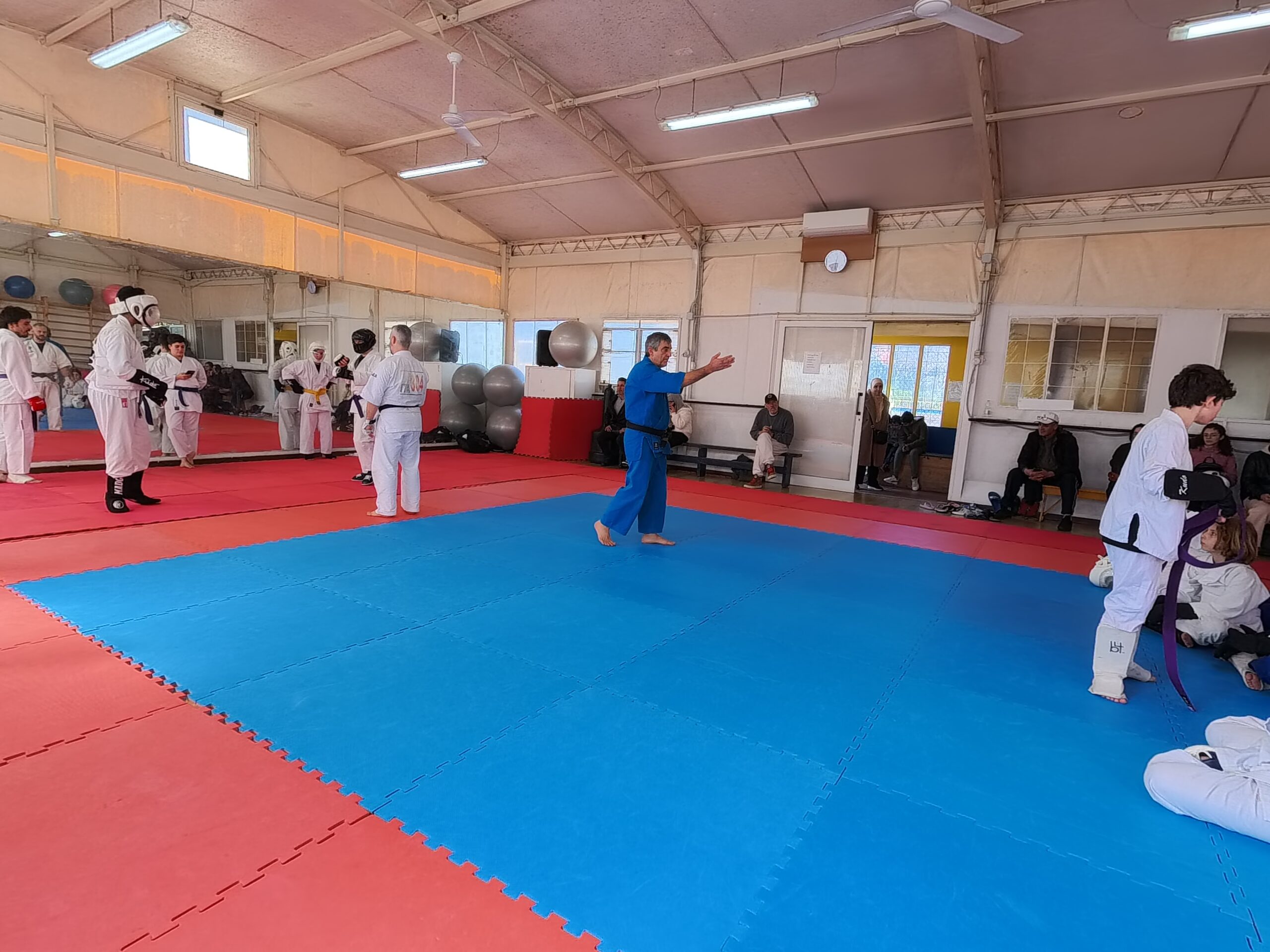 il maestro sul tatami che chiama gli atleti per la dimostrazione