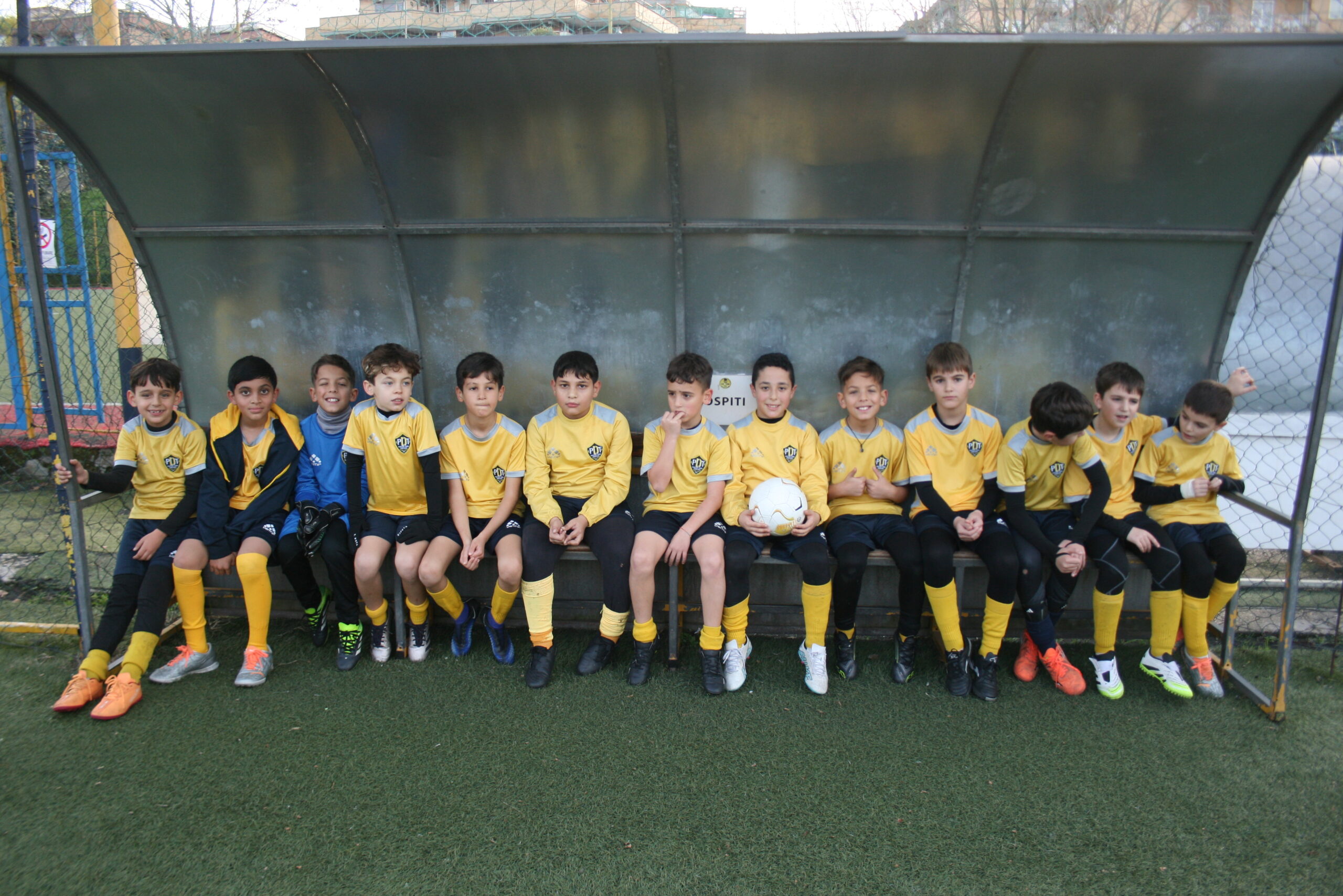 IMG_8315 Gruppo di ragazzi della Scuola Calcio seduti sulla panchina a bordo campo