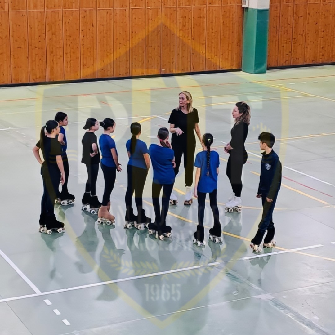 gruppo di atleti del pattinaggio agonistico in pista