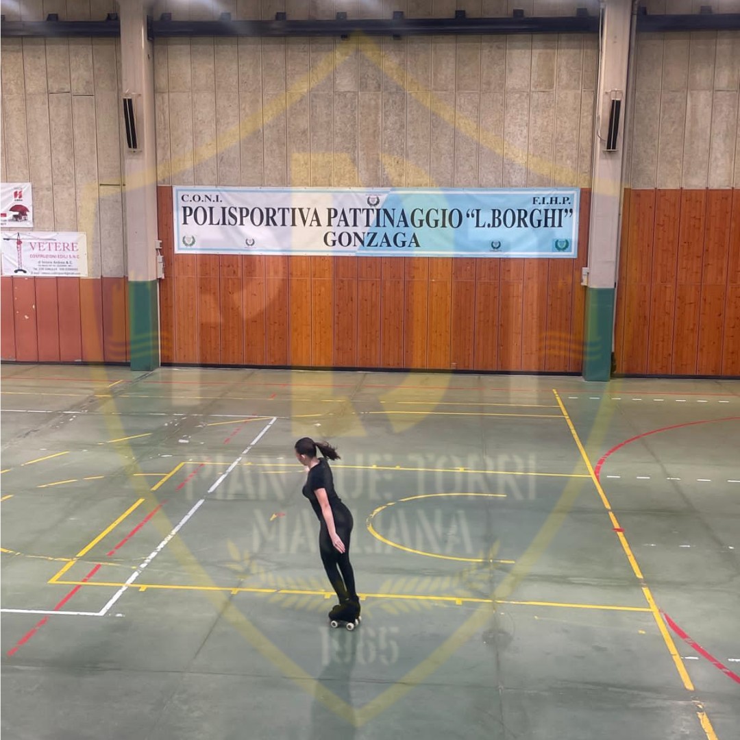 atleta di pattinaggio in pista