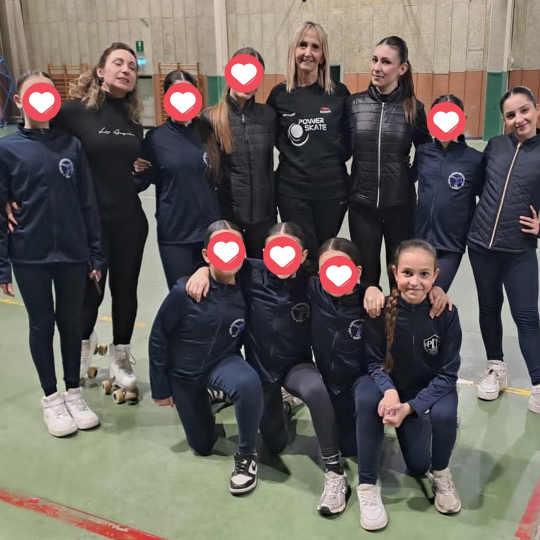 foto di gruppo delle atlete del pattinaggio agonistico del Pian Due Torri