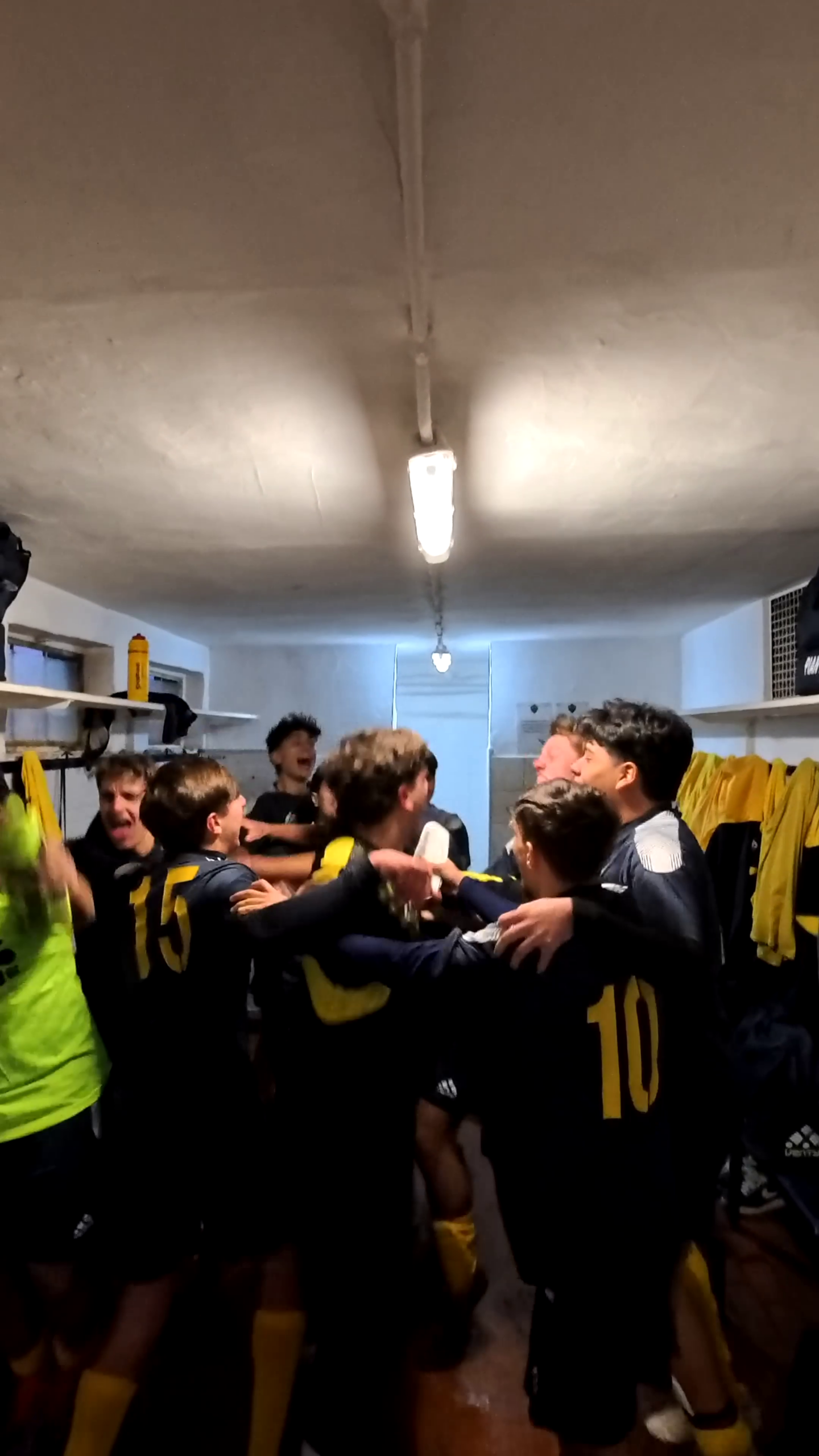 vlcsnap-2026-02-06-15h09m43s172 Gruppo di ragazzi che festeggiano all'interno dello spogliatoio