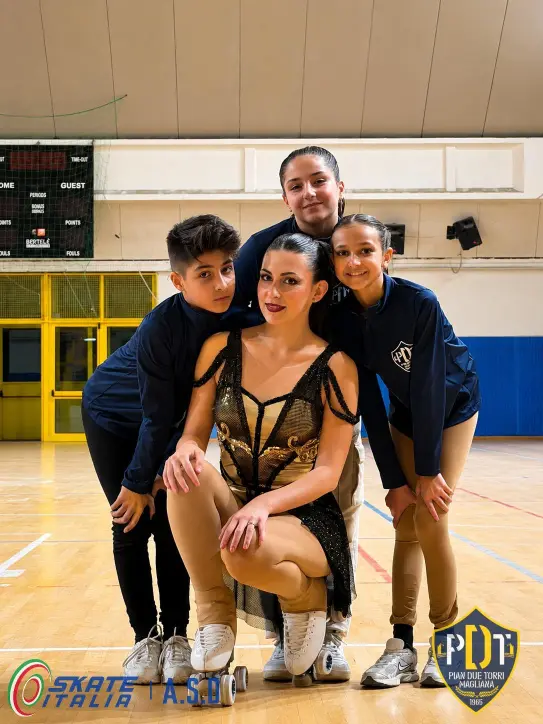 Sofia insieme agli atleti del settore agonistico di pattinaggio artistico a rotelle della Polisportiva Pian Due Torri.