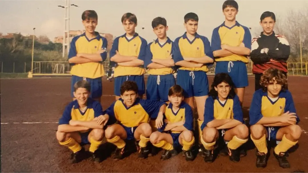Squadra giovanile del Pian Due Torri in divisa gialloblù, con i calciatori disposti su due file per una fotografia sul campo.